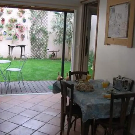 Bed & Breakfast Chambres D'hotes Haut De Belleville 4*